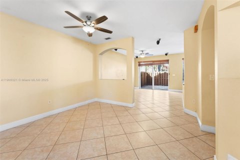 Touwnhouse à vendre à Miami, Floride: 4 chambres, 166.57 m2 № 2022191 - photo 8