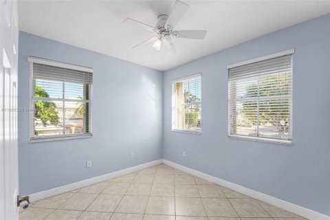 Touwnhouse à vendre à Miami, Floride: 4 chambres, 166.57 m2 № 2022191 - photo 27