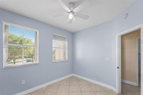 Touwnhouse à vendre à Miami, Floride: 4 chambres, 166.57 m2 № 2022191 - photo 28