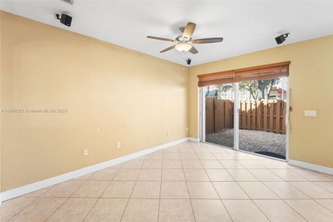 Touwnhouse à vendre à Miami, Floride: 4 chambres, 166.57 m2 № 2022191 - photo 18