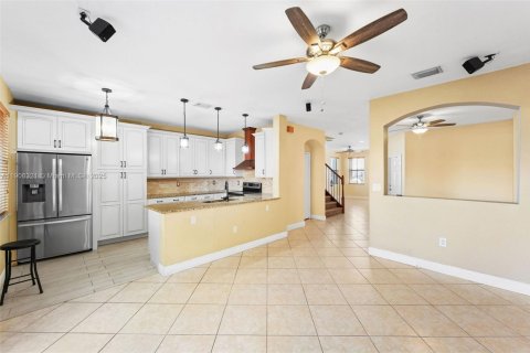 Touwnhouse à vendre à Miami, Floride: 4 chambres, 166.57 m2 № 2022191 - photo 12