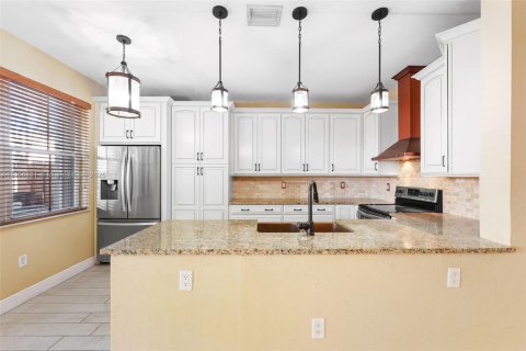 Touwnhouse à vendre à Miami, Floride: 4 chambres, 166.57 m2 № 2022191 - photo 16