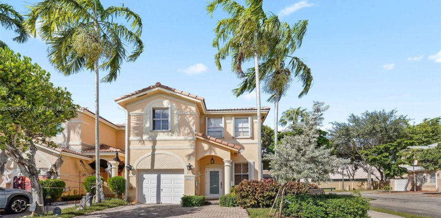 Touwnhouse à Miami, Floride 4 chambres, 166.57 m2 № 2022191