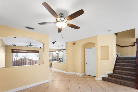 Touwnhouse à vendre à Miami, Floride: 4 chambres, 166.57 m2 № 2022191 - photo 4