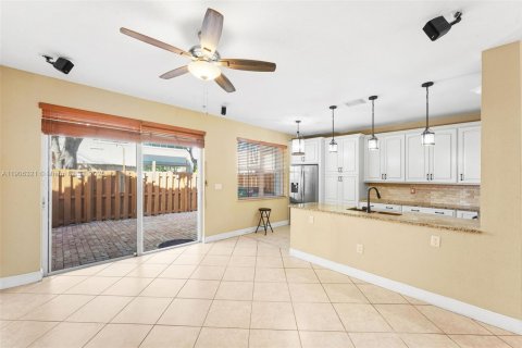 Touwnhouse à vendre à Miami, Floride: 4 chambres, 166.57 m2 № 2022191 - photo 11