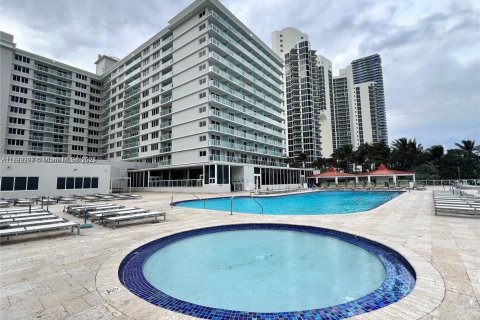 Propiedad comercial en venta en Sunny Isles Beach, Florida № 1930741 - foto 2
