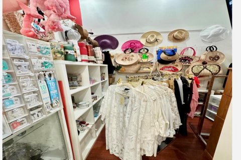 Propiedad comercial en venta en Sunny Isles Beach, Florida № 1930741 - foto 8