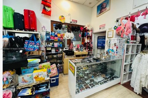 Propiedad comercial en venta en Sunny Isles Beach, Florida № 1930741 - foto 9