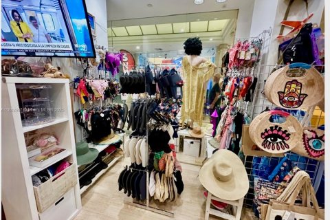Propiedad comercial en venta en Sunny Isles Beach, Florida № 1930741 - foto 6