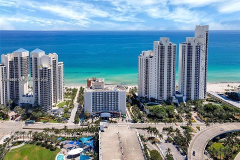 Propiedad comercial en venta en Sunny Isles Beach, Florida № 1930741 - foto 1