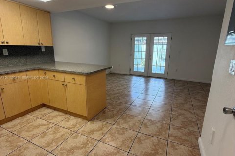 Touwnhouse à louer à Hialeah, Floride: 2 chambres, 90.12 m2 № 2432541 - photo 4
