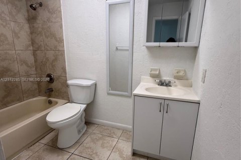Touwnhouse à louer à Hialeah, Floride: 2 chambres, 90.12 m2 № 2432541 - photo 12