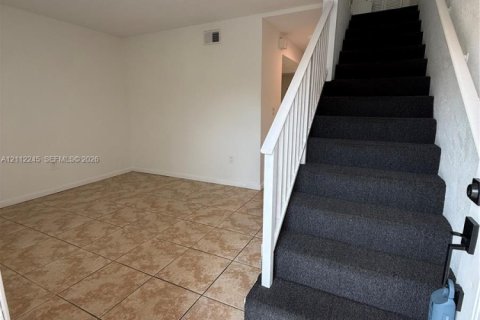 Touwnhouse à louer à Hialeah, Floride: 2 chambres, 90.12 m2 № 2432541 - photo 2