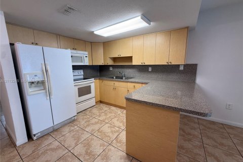 Touwnhouse à louer à Hialeah, Floride: 2 chambres, 90.12 m2 № 2432541 - photo 5