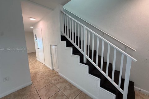 Touwnhouse à louer à Hialeah, Floride: 2 chambres, 90.12 m2 № 2432541 - photo 3