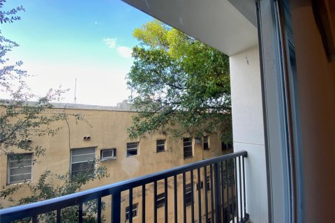 Condo in Miami, Florida, 1 bedroom  № 1994771 - photo 10