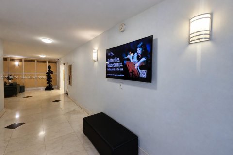 Condo in Miami Beach, Florida, 1 bedroom  № 2428462 - photo 23