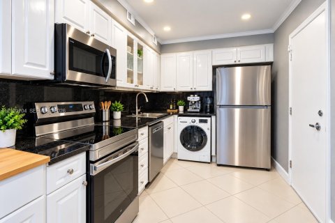 Condo in Miami Beach, Florida, 1 bedroom  № 2428462 - photo 2