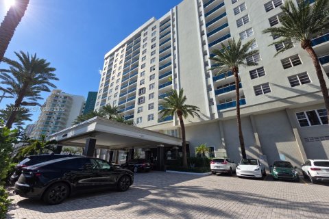 Condo in Miami Beach, Florida, 1 bedroom  № 2428462 - photo 28