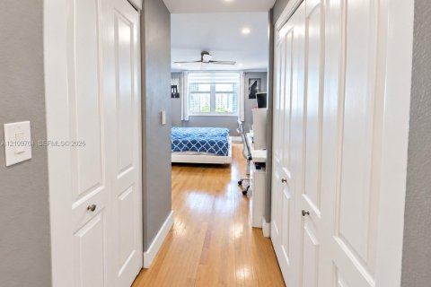 Condo in Miami Beach, Florida, 1 bedroom  № 2428462 - photo 10