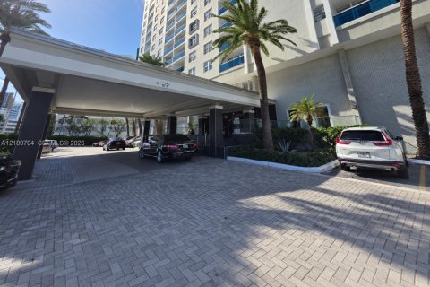 Condo in Miami Beach, Florida, 1 bedroom  № 2428462 - photo 29