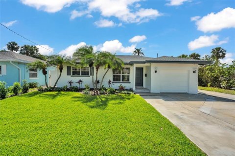 House in Clearwater, Florida 3 bedrooms, 176.33 sq.m. № 2279969