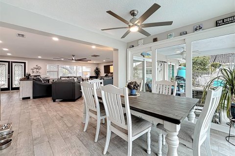 House in Saint Petersburg, Florida 3 bedrooms, 176.42 sq.m. № 2101995 - photo 26