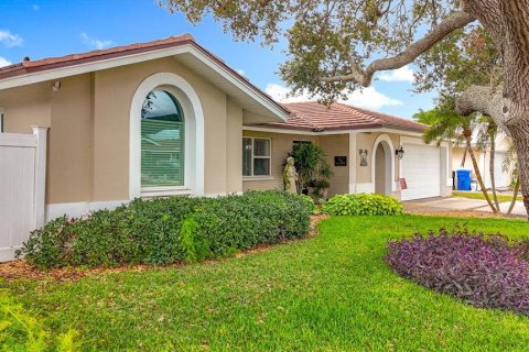 House in Saint Petersburg, Florida 3 bedrooms, 176.42 sq.m. № 2101995 - photo 3