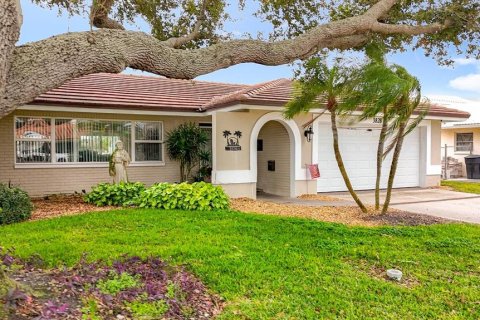 House in Saint Petersburg, Florida 3 bedrooms, 176.42 sq.m. № 2101995