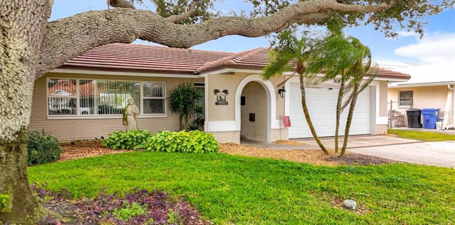 House in Saint Petersburg, Florida 3 bedrooms, 176.42 sq.m. № 2101995