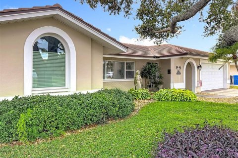 House in Saint Petersburg, Florida 3 bedrooms, 176.42 sq.m. № 2101995 - photo 5