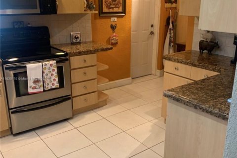 House in Coral Gables, Florida 3 bedrooms, 152.73 sq.m. № 1293781 - photo 14