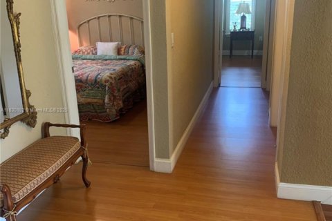 House in Coral Gables, Florida 3 bedrooms, 152.73 sq.m. № 1293781 - photo 5