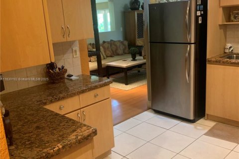 House in Coral Gables, Florida 3 bedrooms, 152.73 sq.m. № 1293781 - photo 11