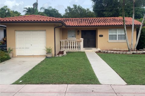 House in Coral Gables, Florida 3 bedrooms, 152.73 sq.m. № 1293781 - photo 1