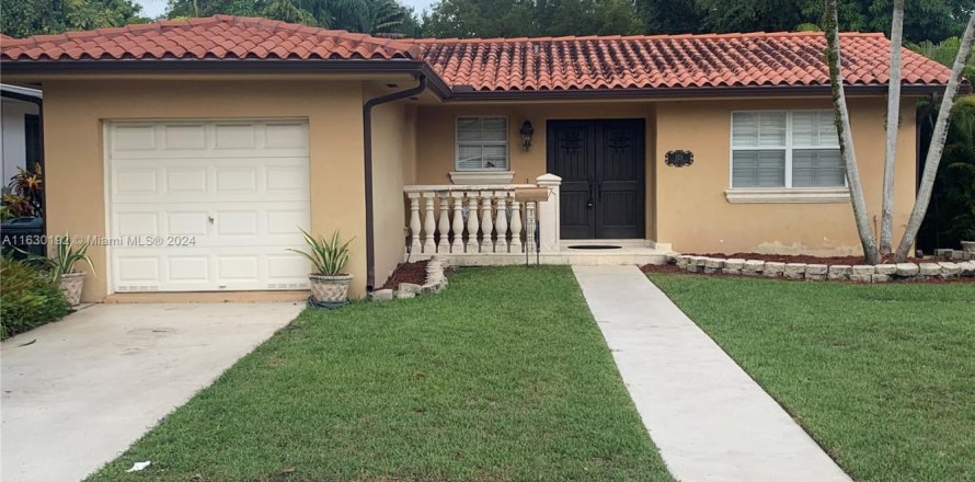 House in Coral Gables, Florida 3 bedrooms, 152.73 sq.m. № 1293781