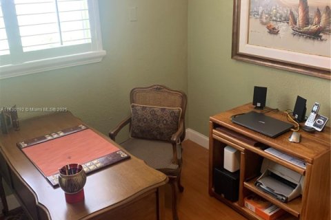 House in Coral Gables, Florida 3 bedrooms, 152.73 sq.m. № 1293781 - photo 8