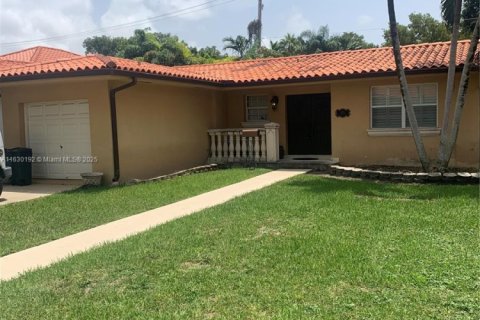 House in Coral Gables, Florida 3 bedrooms, 152.73 sq.m. № 1293781 - photo 3