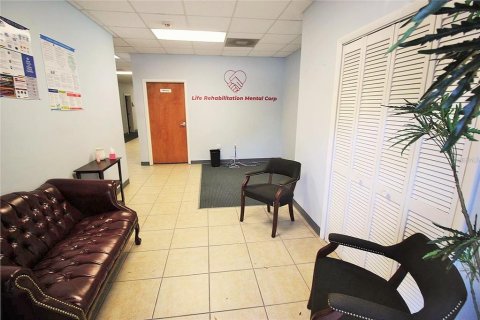 Propiedad comercial en alquiler en Orlando, Florida, 339.09 m2 № 1591078 - foto 2