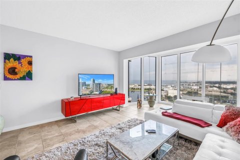 Condo in Saint Petersburg, Florida, 1 bedroom № 2206703 - photo 5