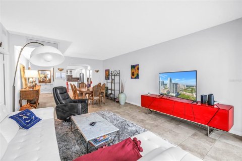 Condo in Saint Petersburg, Florida, 1 bedroom № 2206703 - photo 8