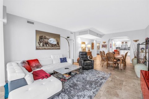 Condo in Saint Petersburg, Florida, 1 bedroom № 2206703 - photo 11