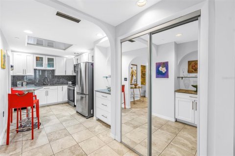 Condo in Saint Petersburg, Florida, 1 bedroom № 2206703 - photo 10