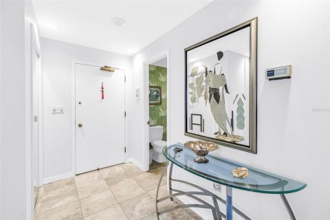 Condo in Saint Petersburg, Florida, 1 bedroom № 2206703 - photo 23