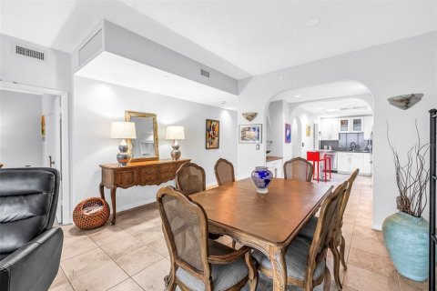 Condo in Saint Petersburg, Florida, 1 bedroom № 2206703 - photo 7