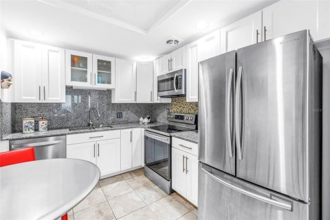 Condo in Saint Petersburg, Florida, 1 bedroom № 2206703 - photo 17