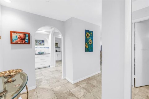 Condo in Saint Petersburg, Florida, 1 bedroom № 2206703 - photo 26