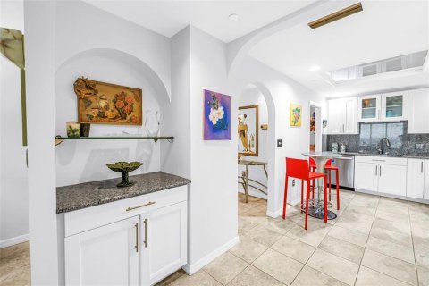 Condo in Saint Petersburg, Florida, 1 bedroom № 2206703 - photo 9