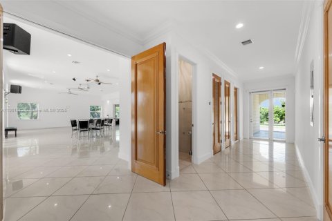 House in Miami, Florida 7 bedrooms, 923.73 sq.m. № 1956260 - photo 24