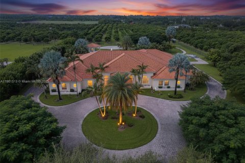 House in Miami, Florida 7 bedrooms, 923.73 sq.m. № 1956260 - photo 3